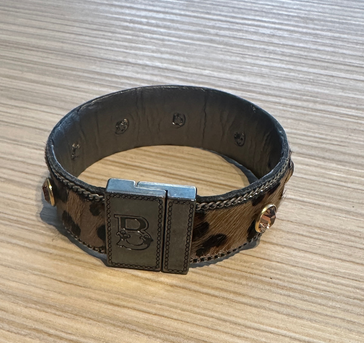 Bredt armbånd i lær og pels