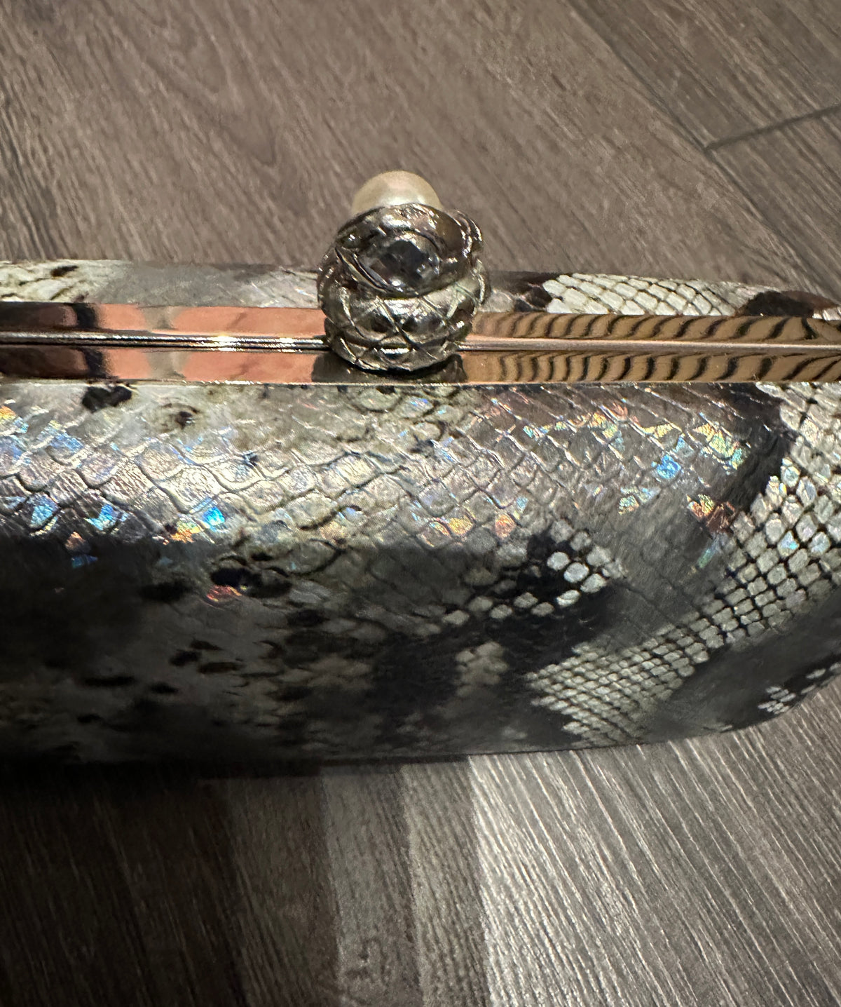 Slangemønstret clutch med slangelås