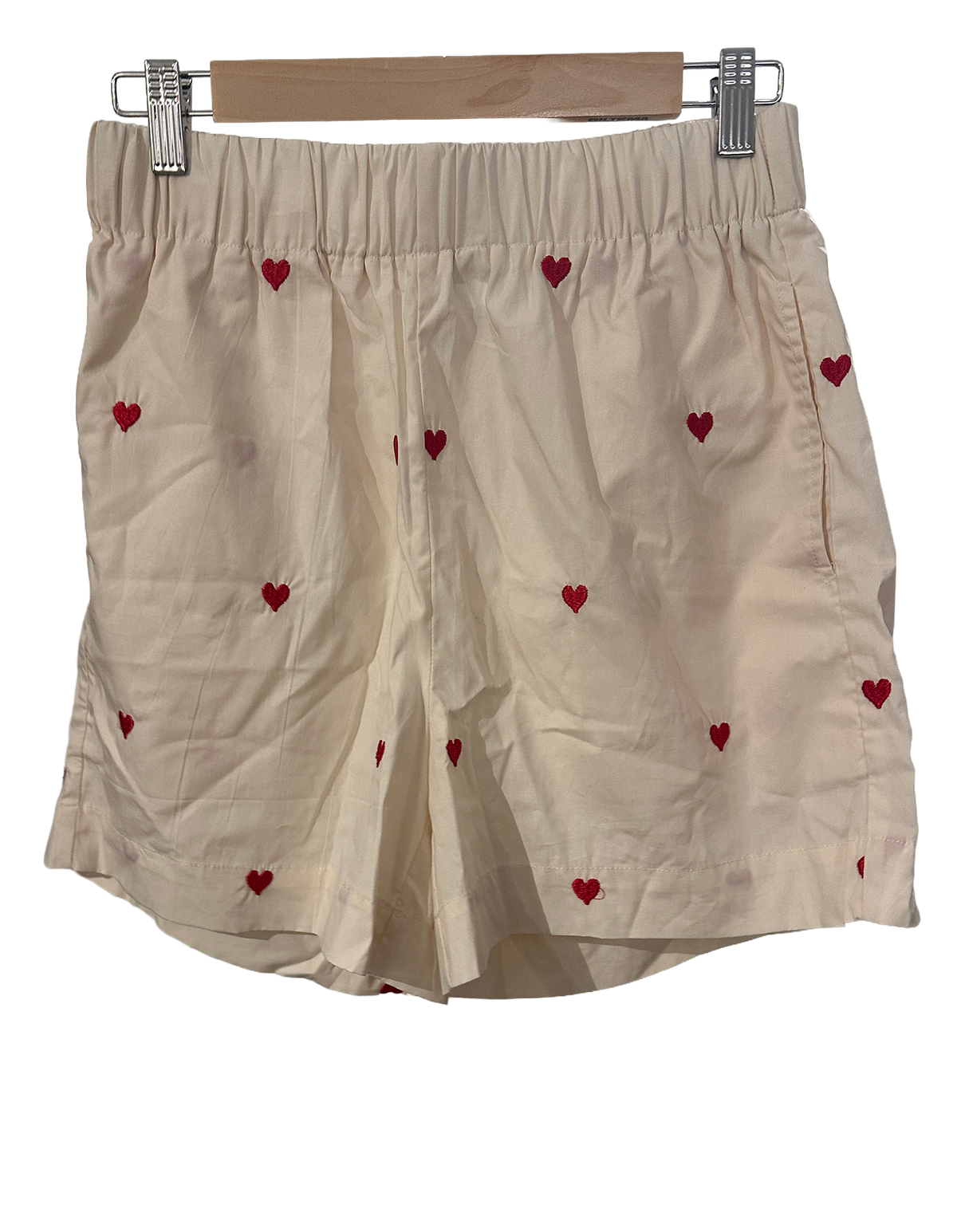Kremhvite shorts med røde hjerter