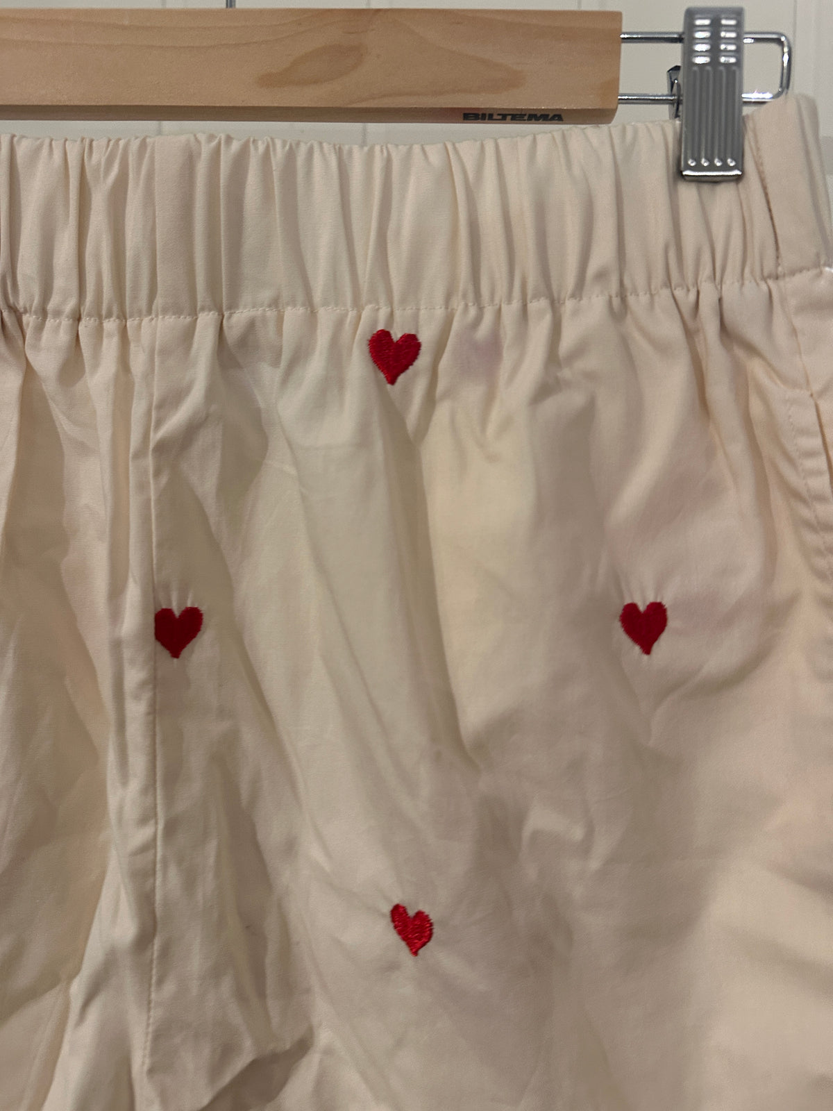 Kremhvite shorts med røde hjerter