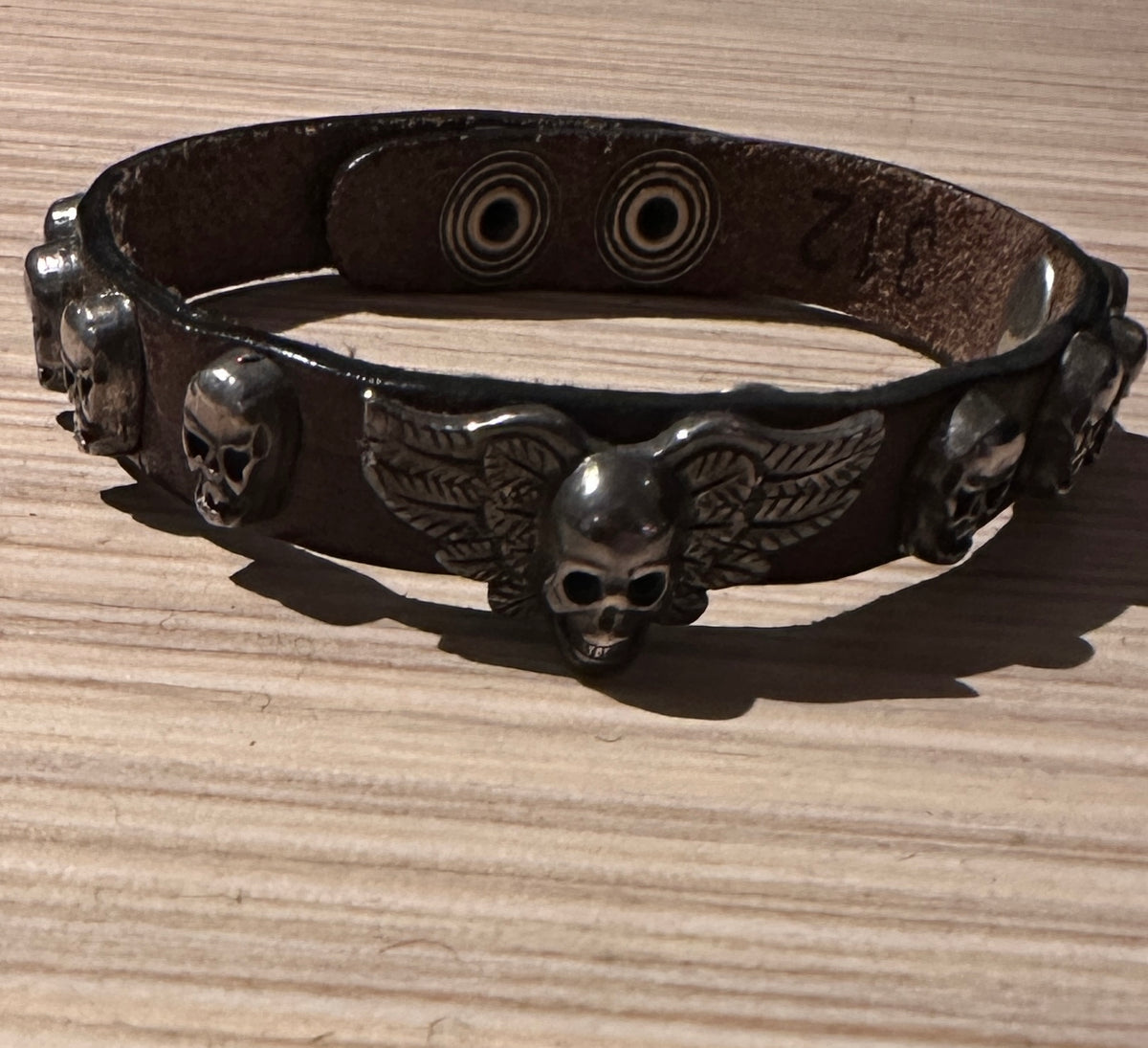 Armbånd i lær med hodeskaller