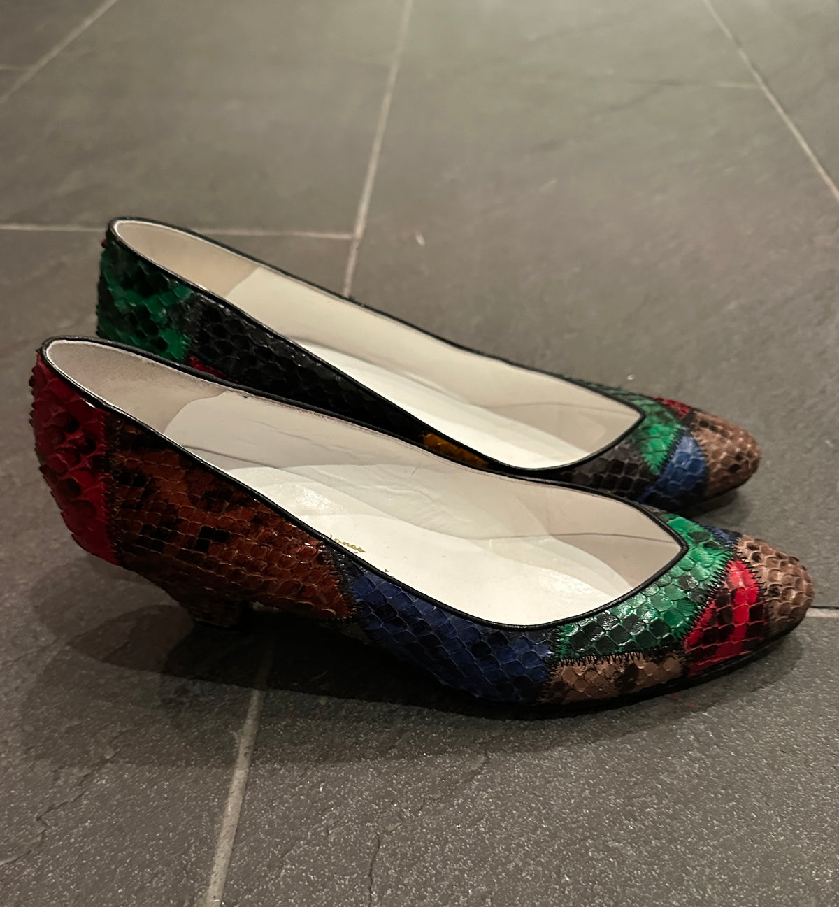 Pumps i slangeskinn