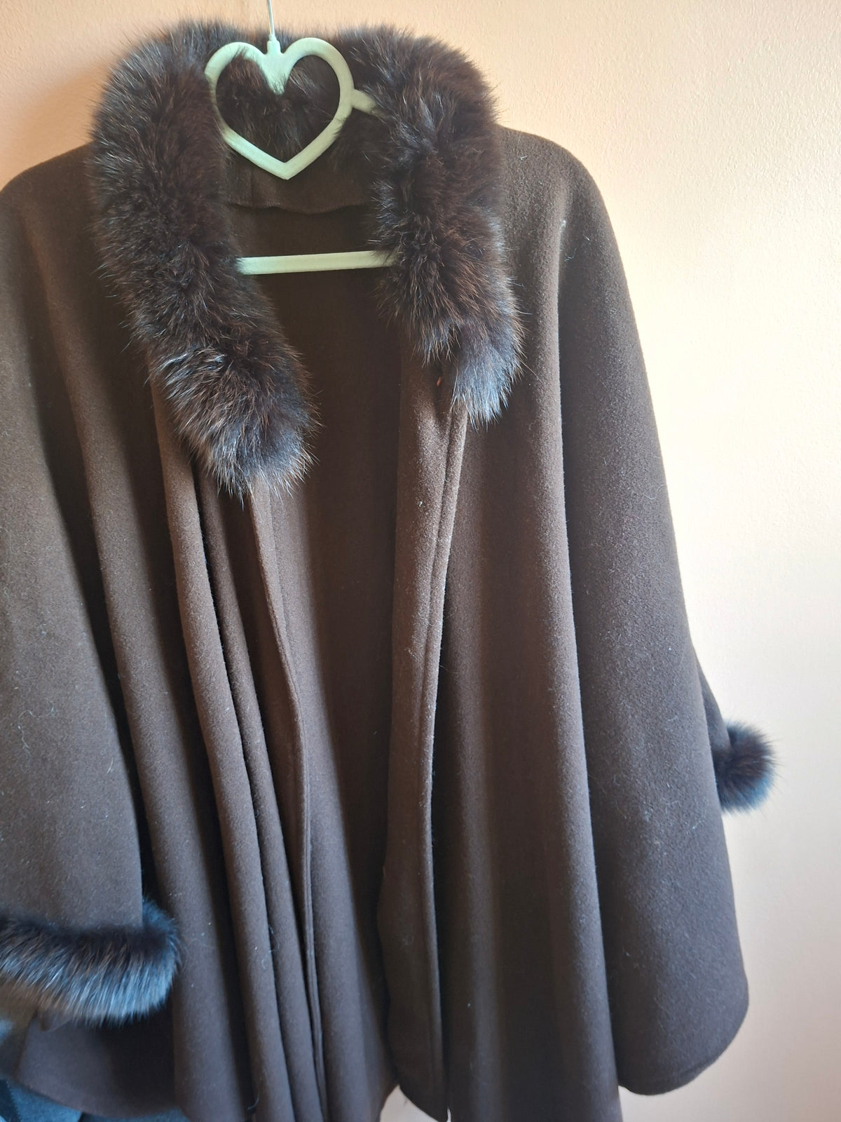 Cape i ullmiks og pelskant