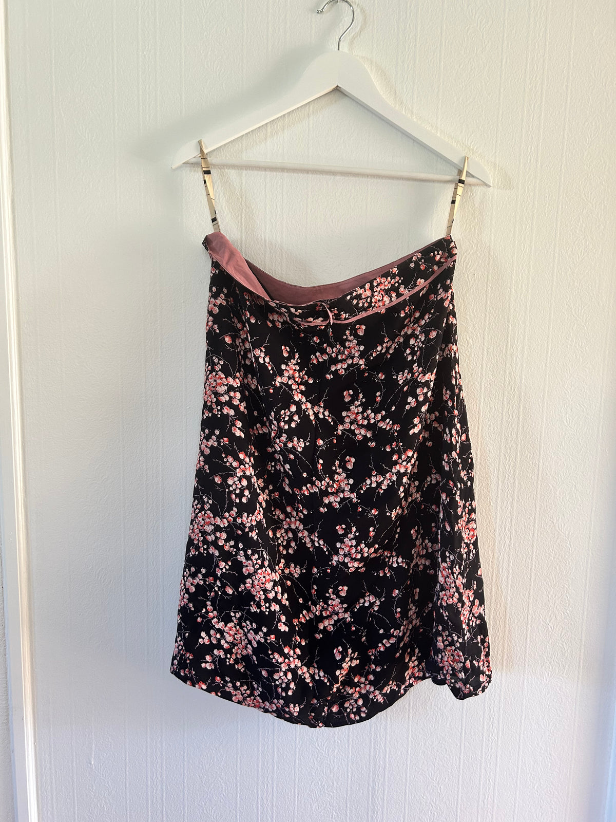 Mørkeblå blomstret skjørt
