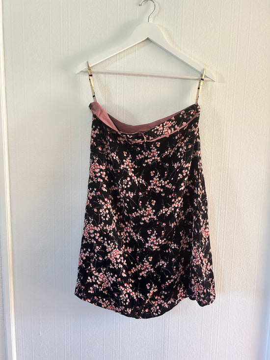 Mørkeblå blomstret skjørt