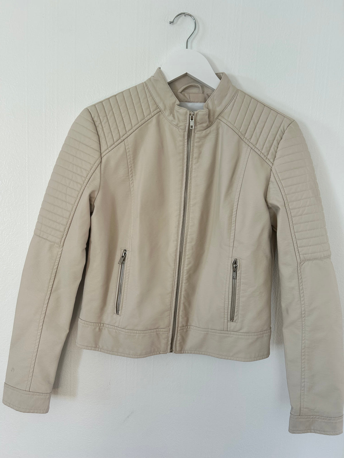 Beige jakke i kunstig skinn