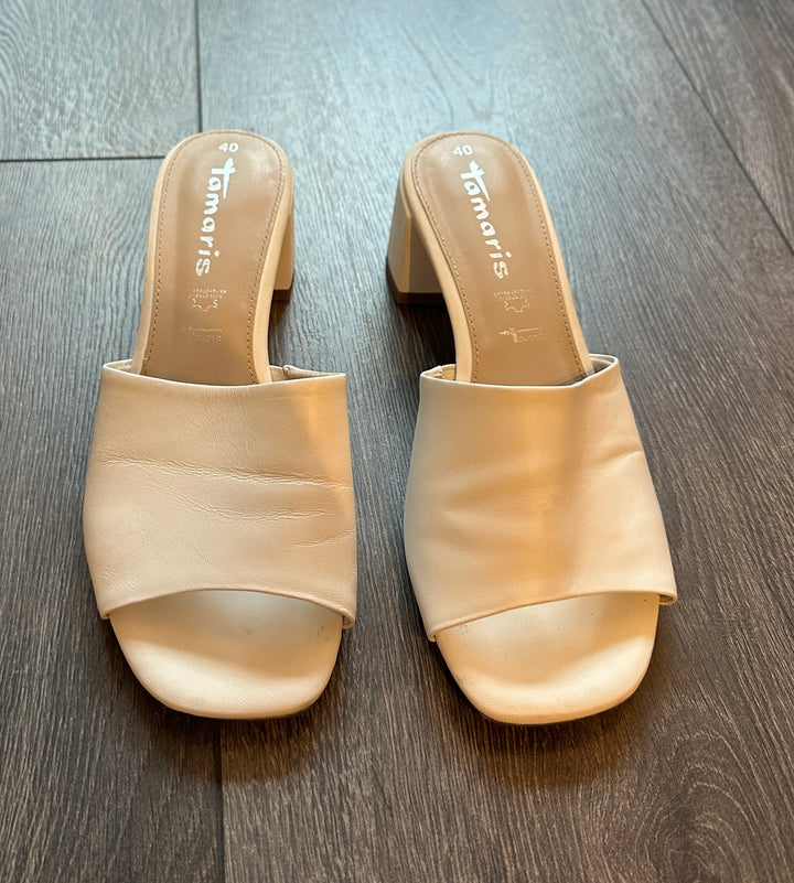 Hvite sandaler med blokkhæl