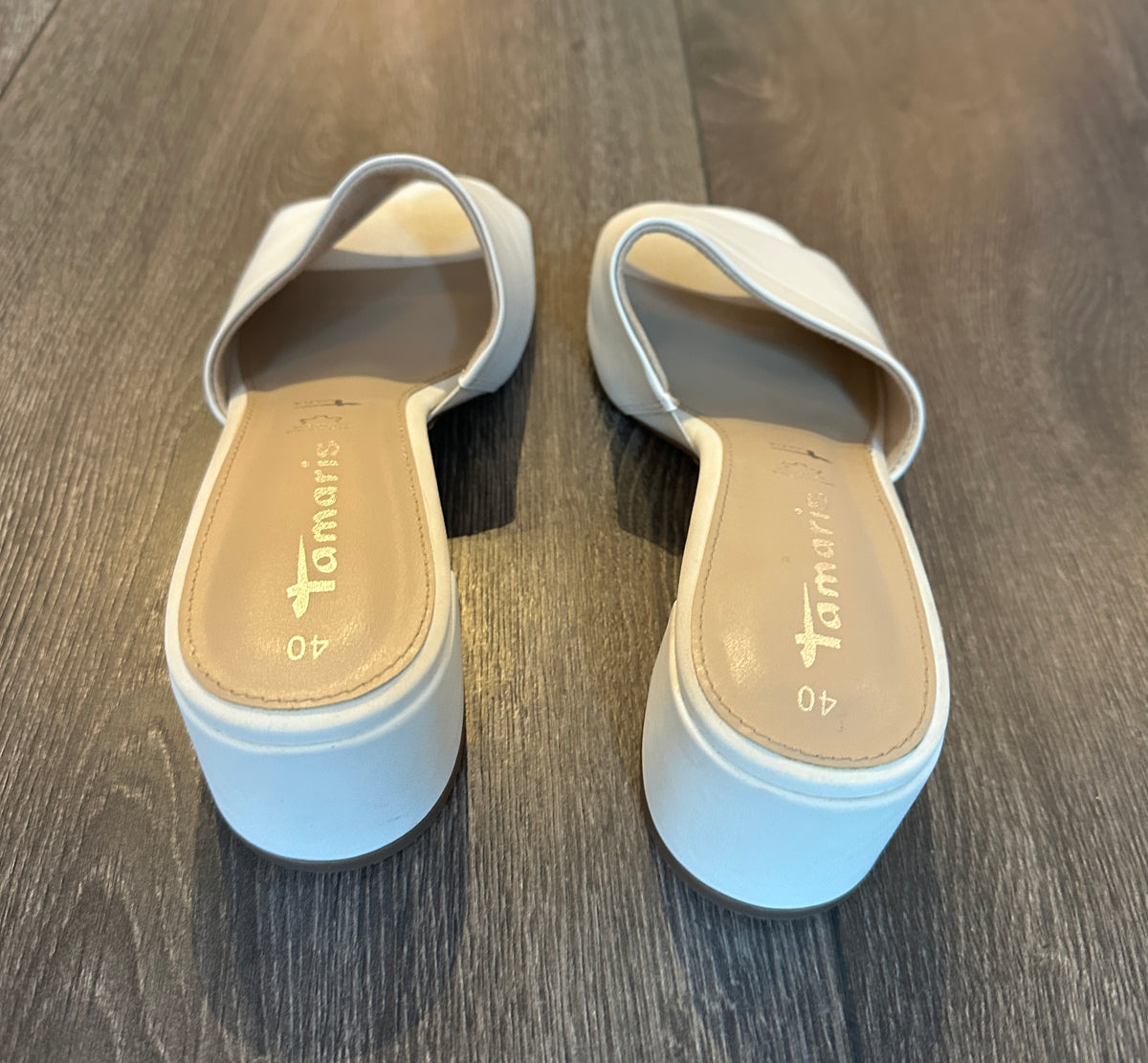 Hvite sandaler med blokkhæl