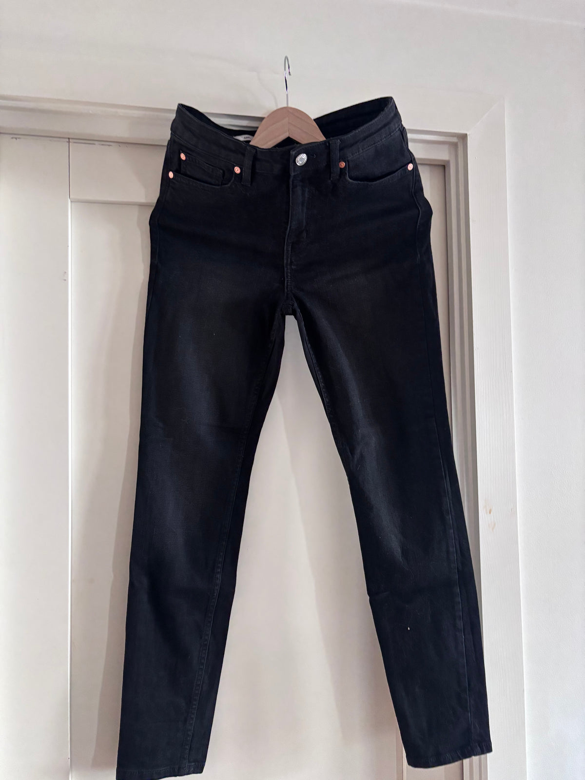 Sorte jeans fra Mango