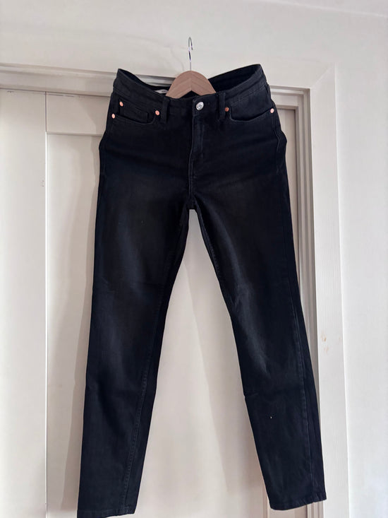 Sorte jeans fra Mango