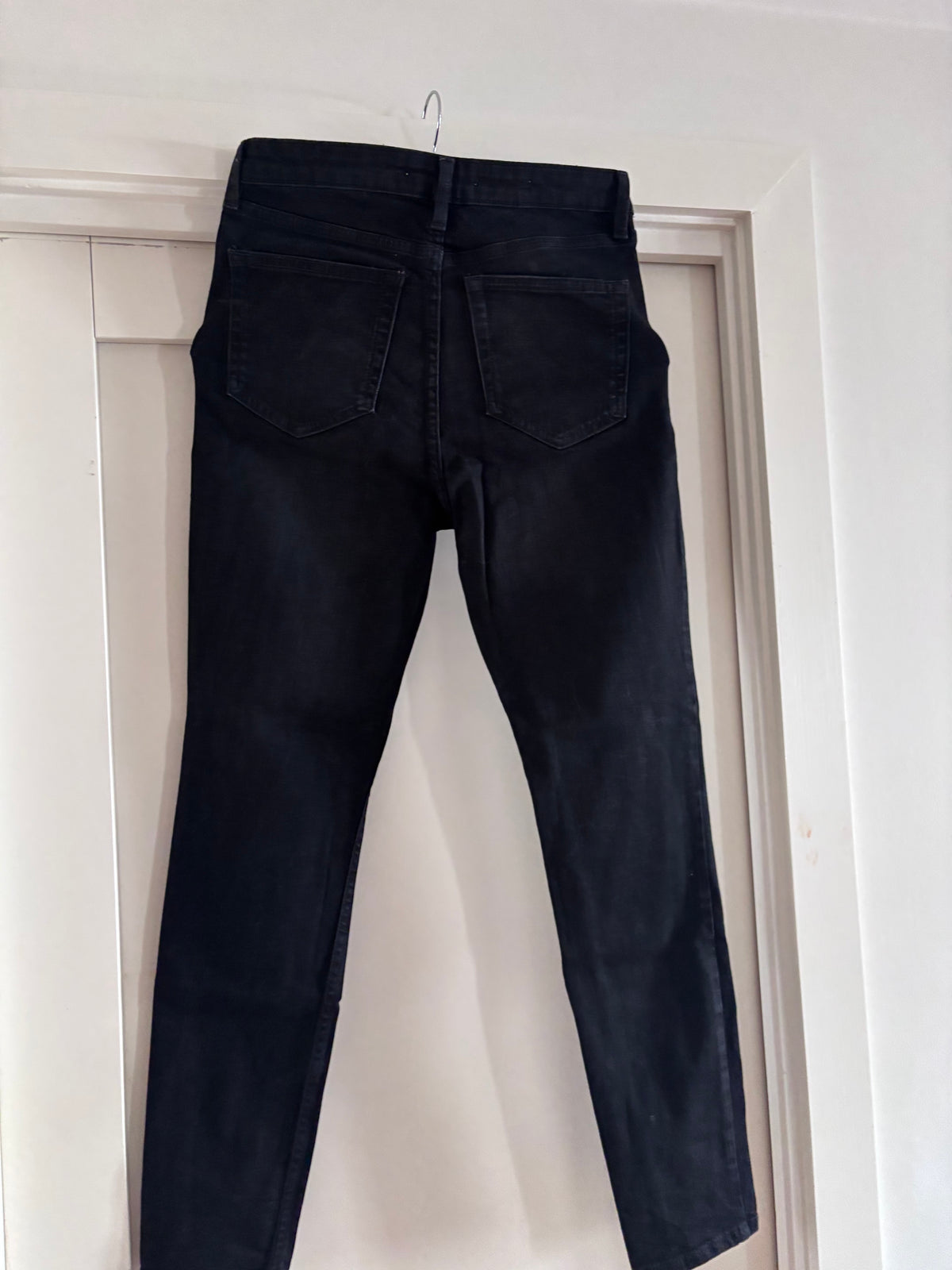 Sorte jeans fra Mango