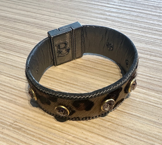 Bredt armbånd i lær og pels