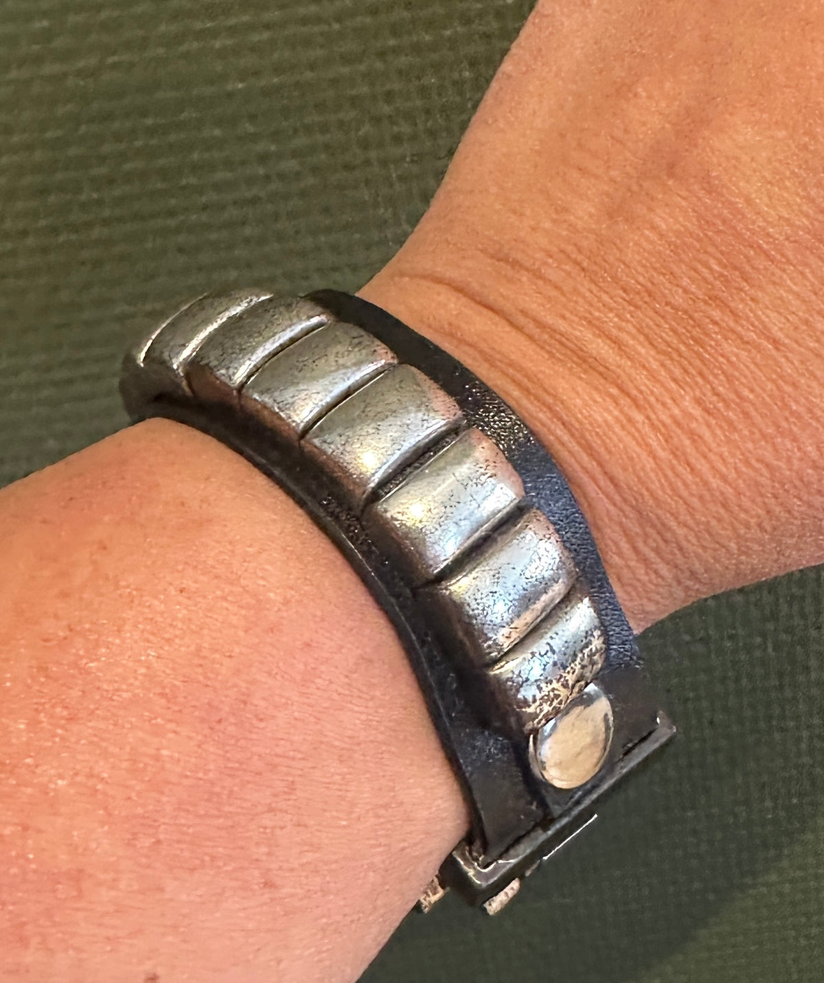 Armbånd laget av lær og metall