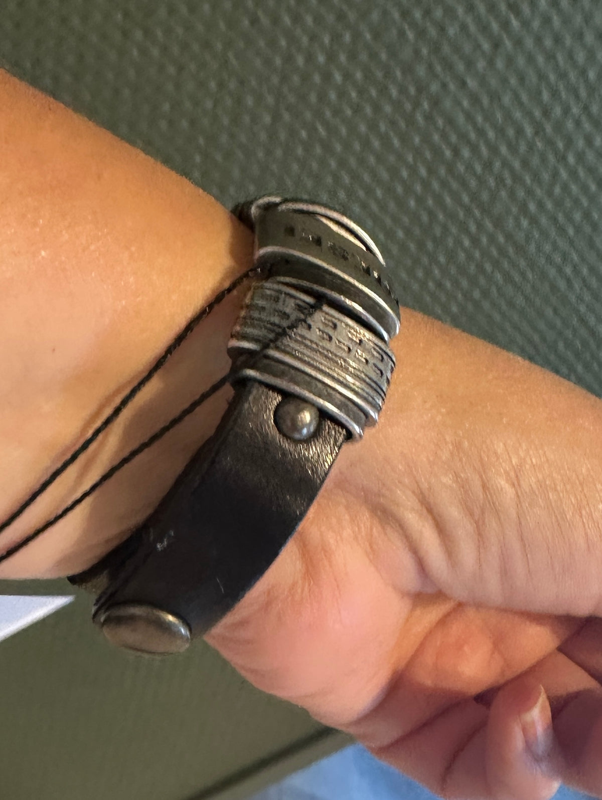 Kraftig armbånd i sort lær fra Diesel