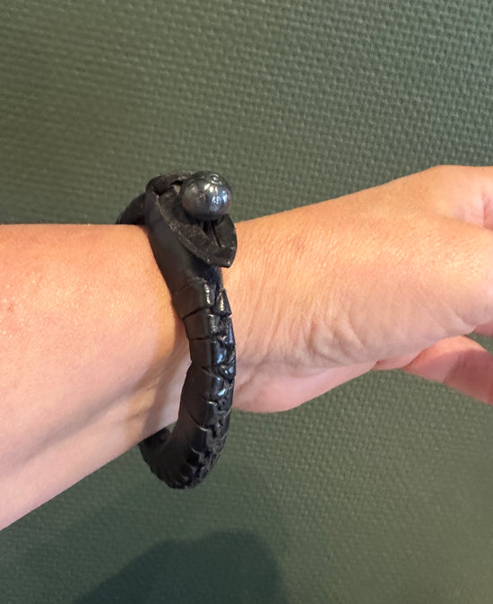 Armbånd i sort skinn