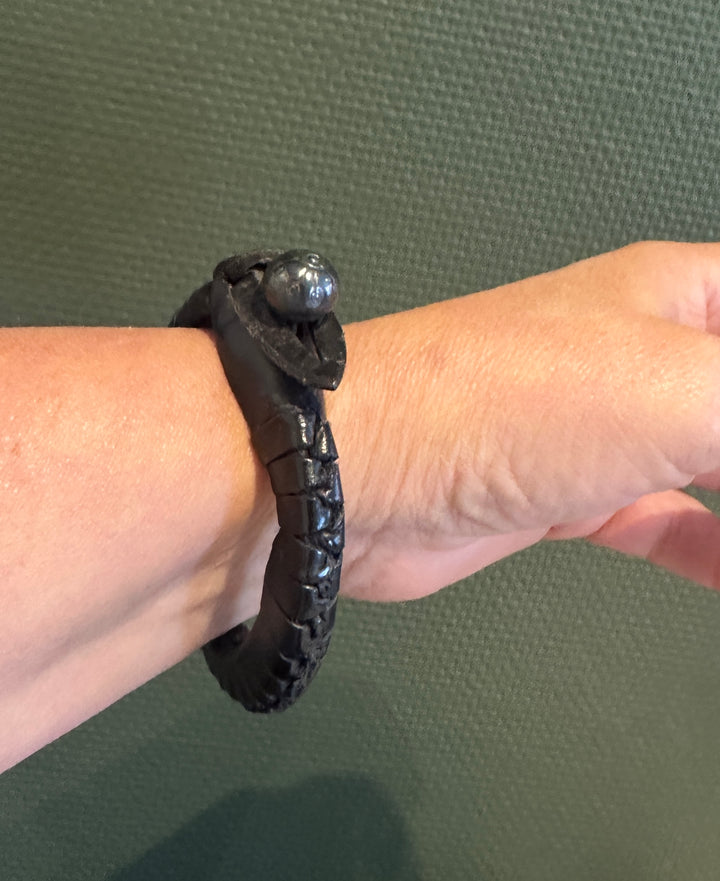 Armbånd i sort skinn