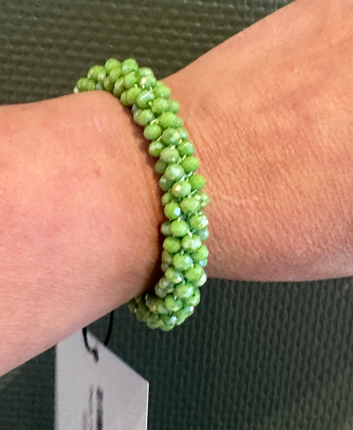 Elastisk armbånd med grønne perler