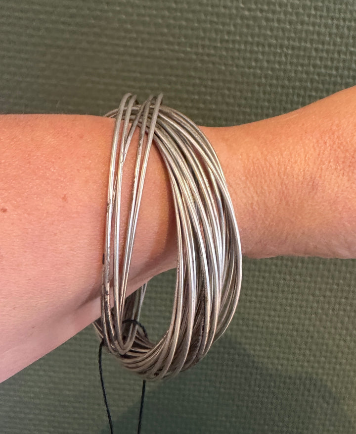 Mange tynne armbånd