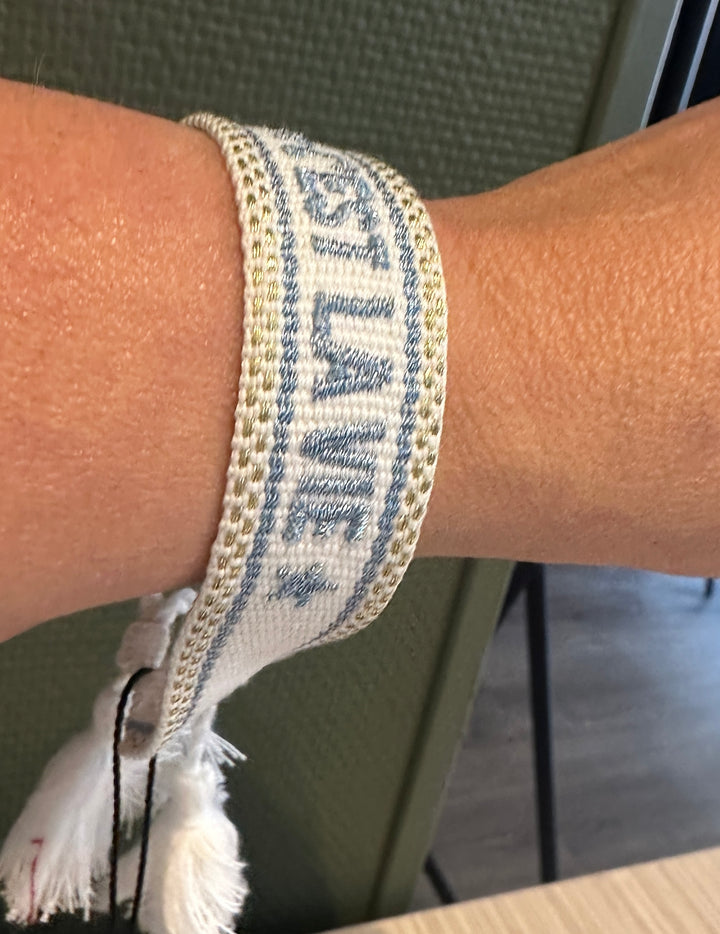 Tekstilarmbånd med teksten Cèst La Vie