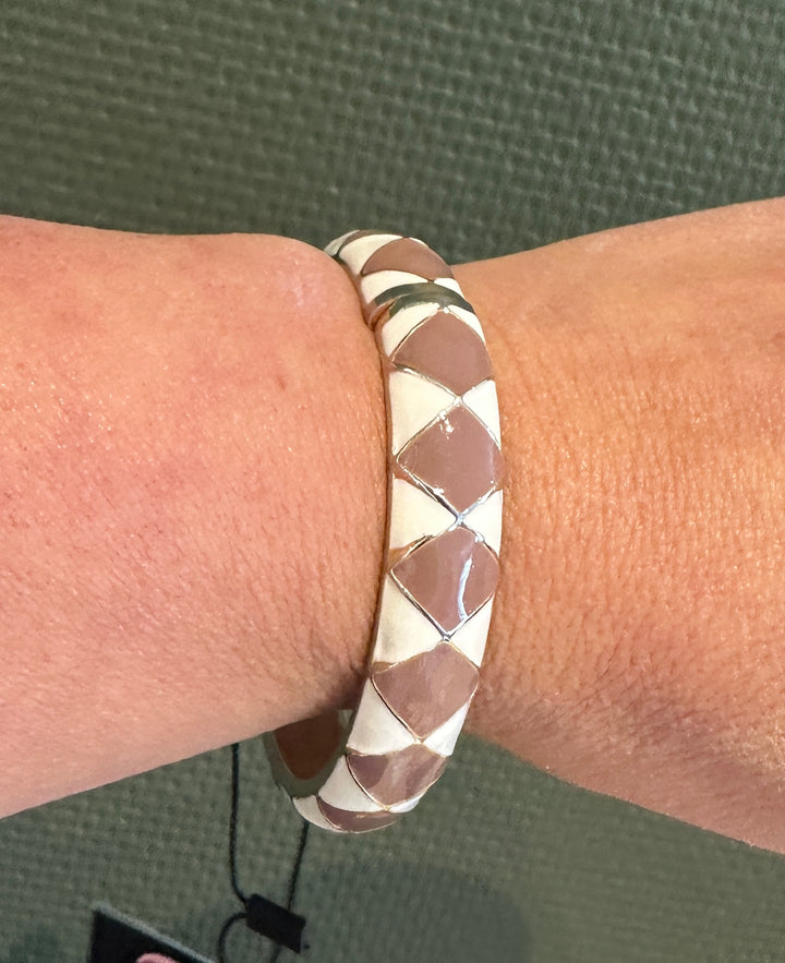 Armbånd i fargene hvit og brun