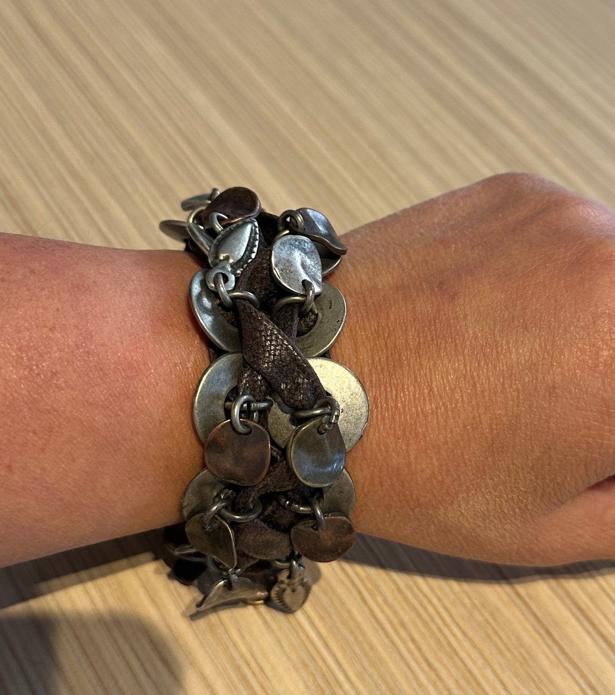 Armbånd i flettet stoff og stål