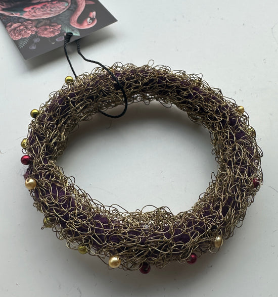 Armbånd laget av tynne metalltråder
