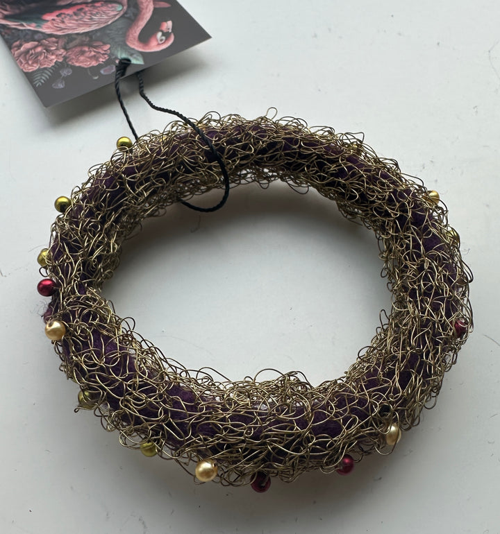 Armbånd laget av tynne metalltråder