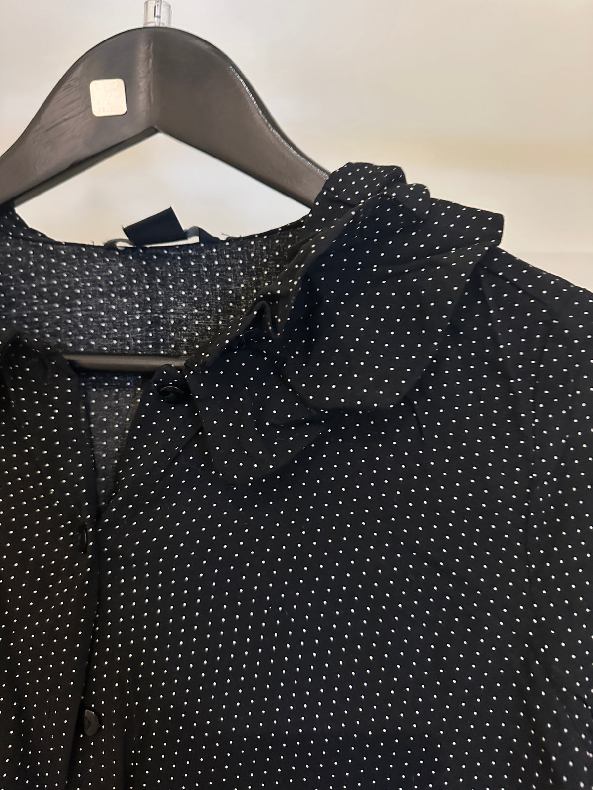 Prikkete bluse – Monki