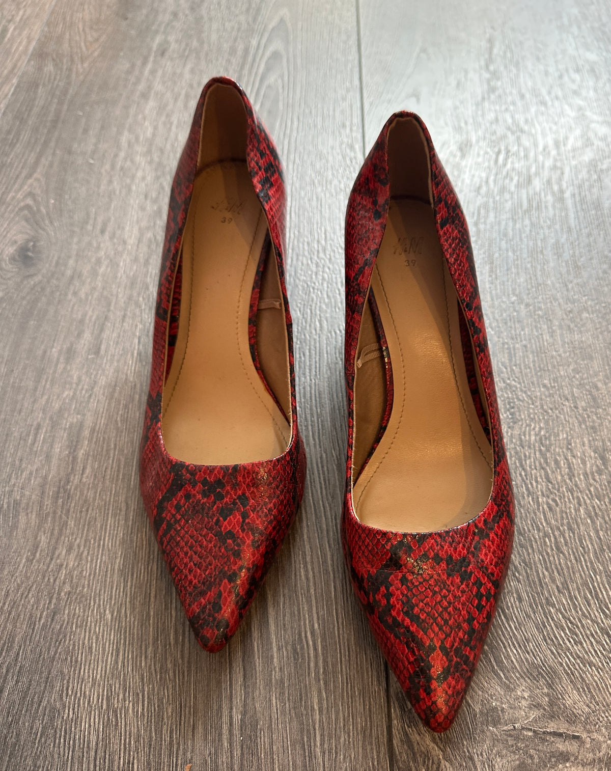 Slangemønstrede pumps