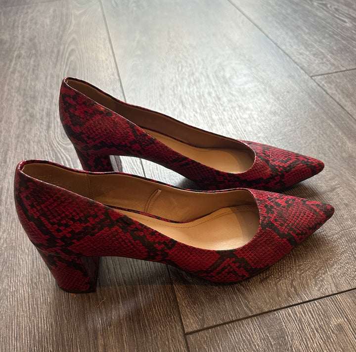 Slangemønstrede pumps