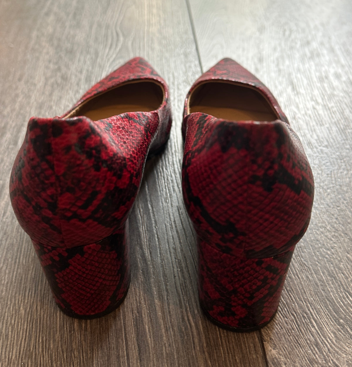 Slangemønstrede pumps