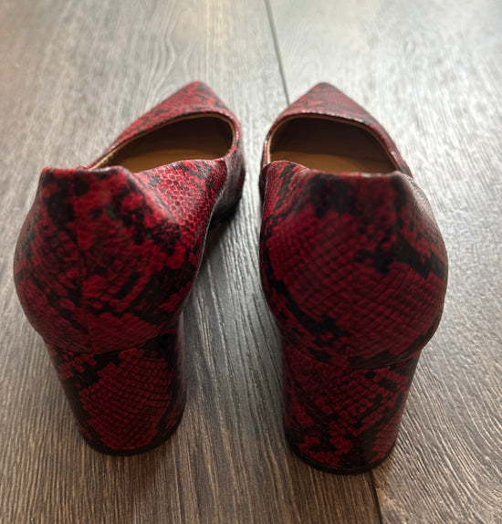 Slangemønstrede pumps