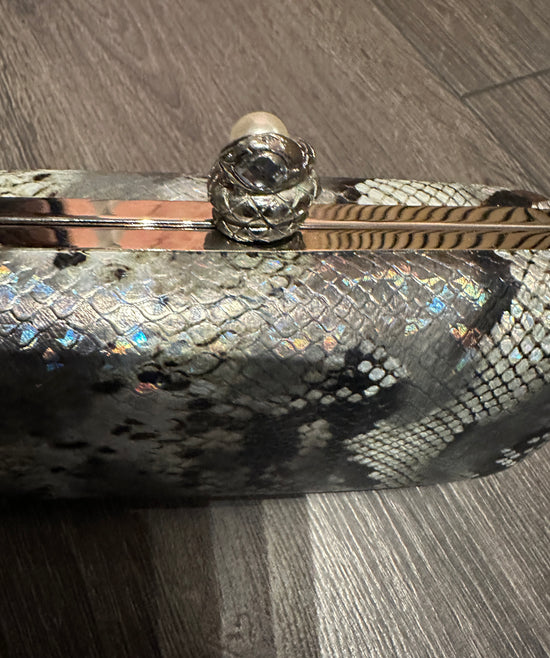 Slangemønstret clutch med slangelås