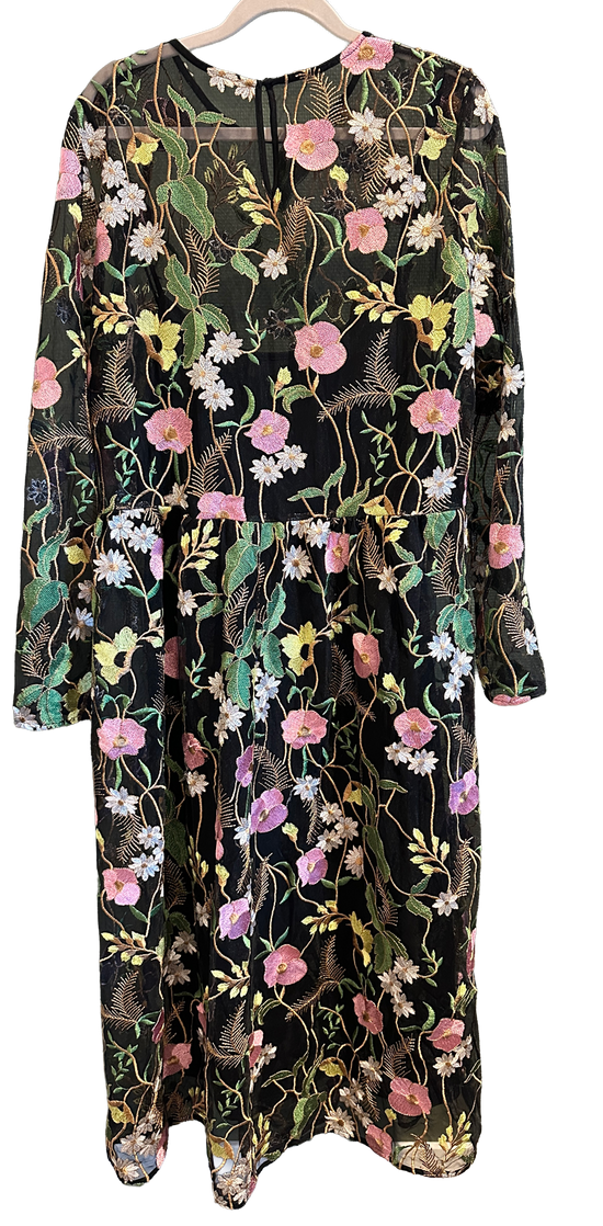 Gjennomsiktig kjole med blomster