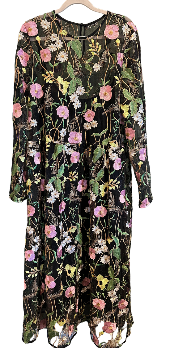 Gjennomsiktig kjole med blomster