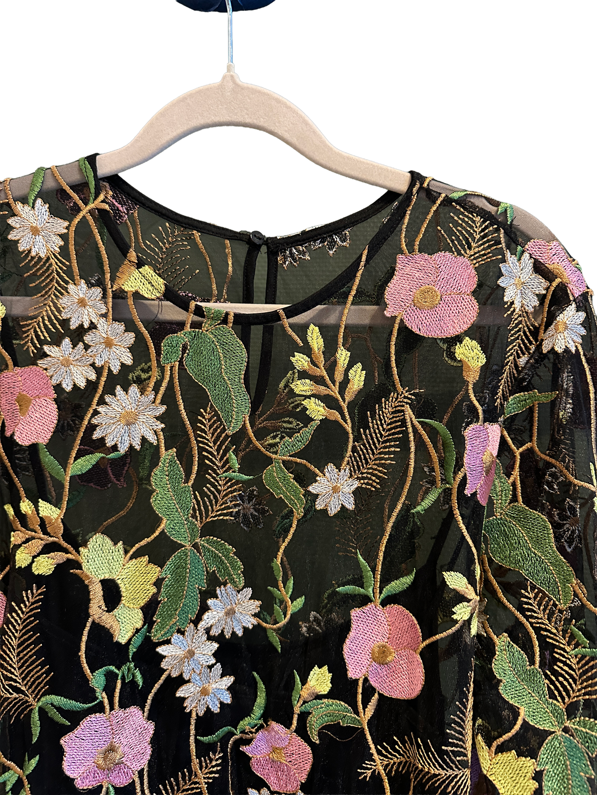 Gjennomsiktig kjole med blomster