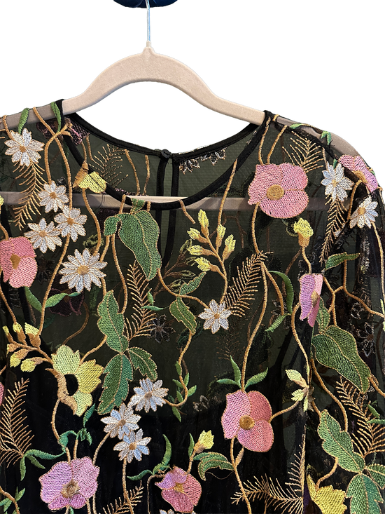 Gjennomsiktig kjole med blomster