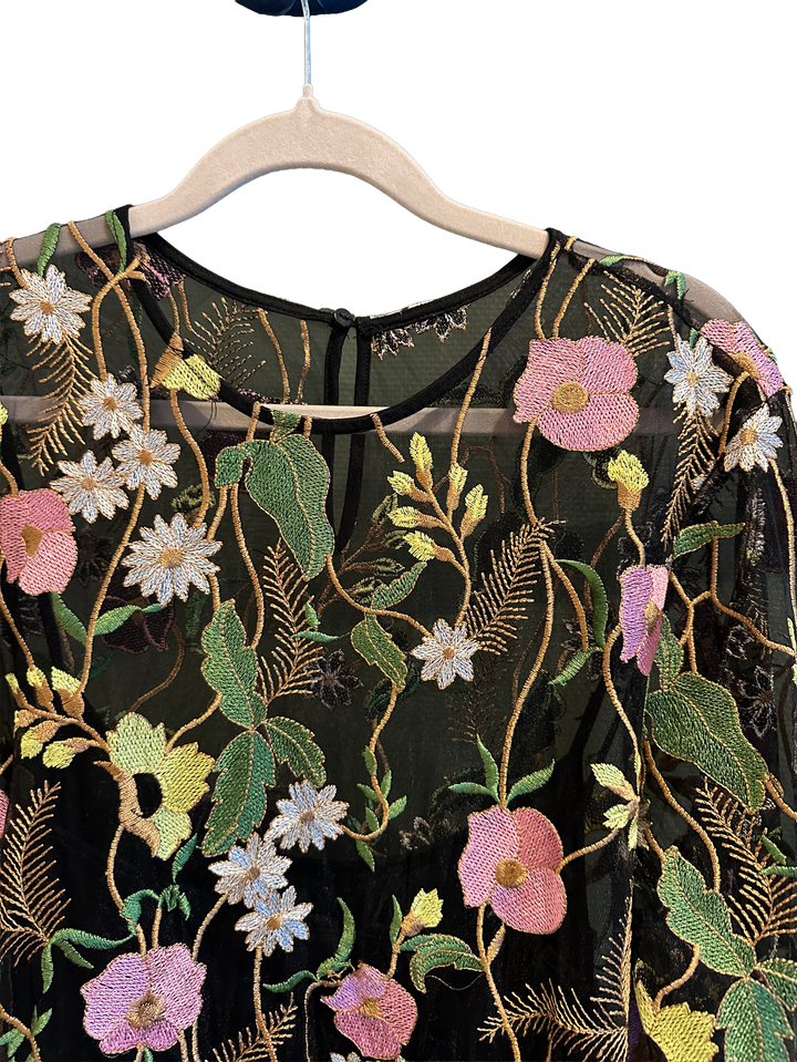 Gjennomsiktig kjole med blomster