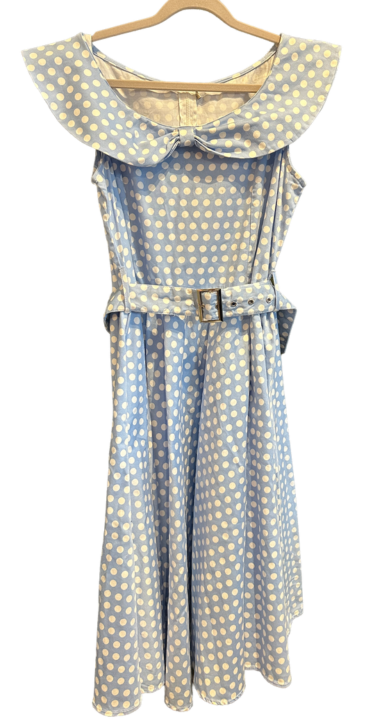 Prikkete kjole i vintagestil