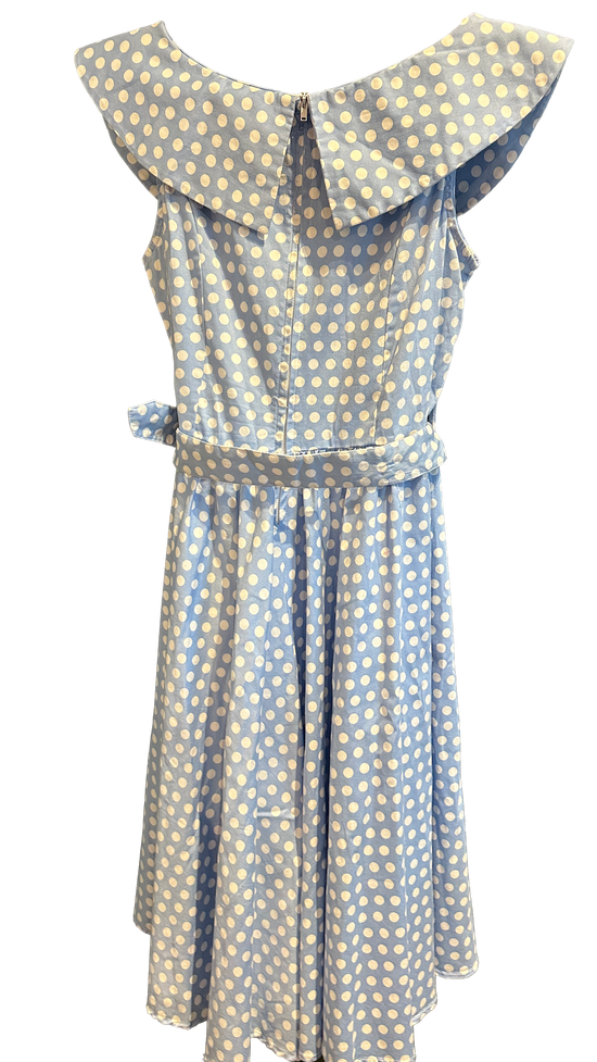 Prikkete kjole i vintagestil