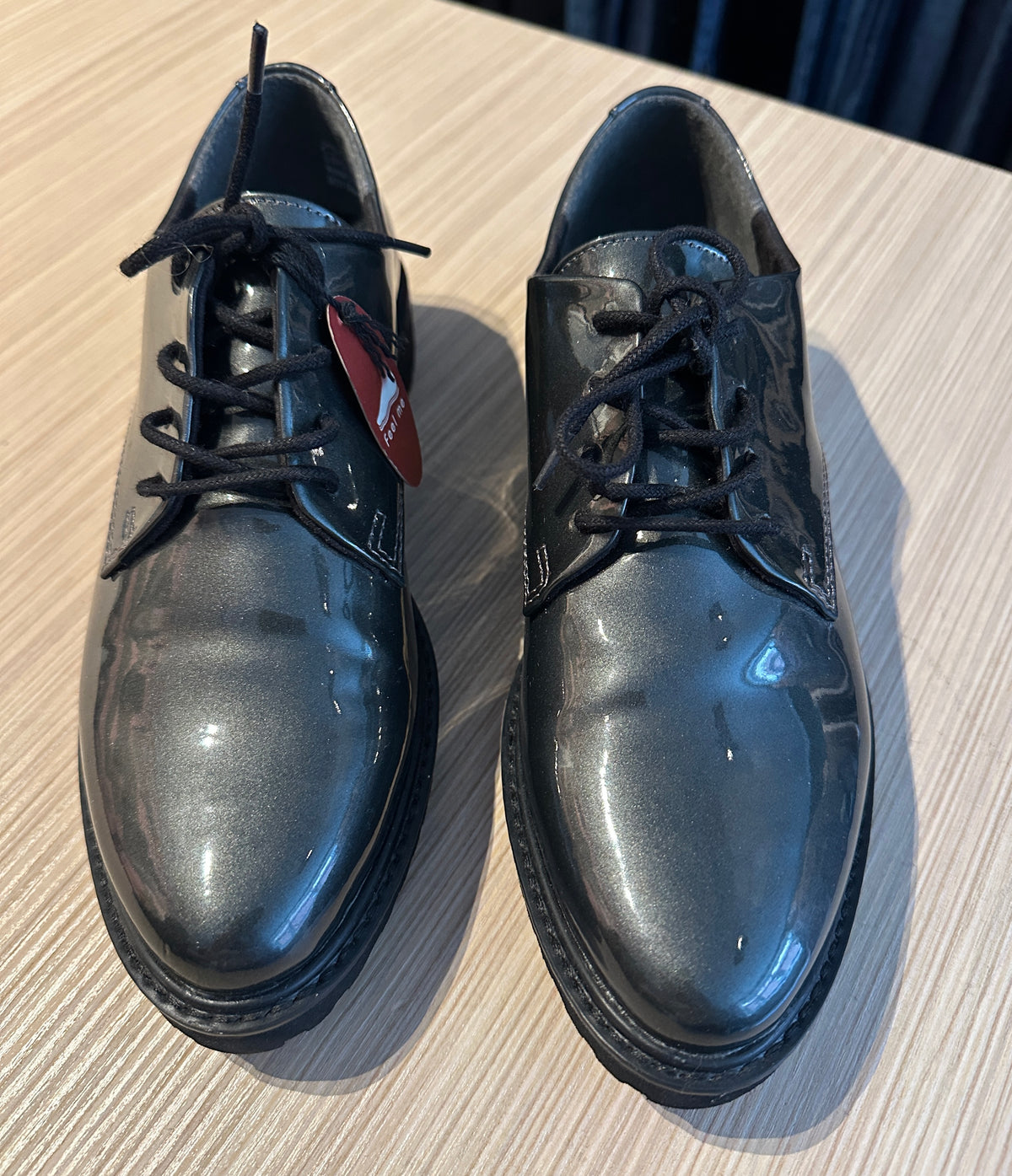 Grå pensko med snørning