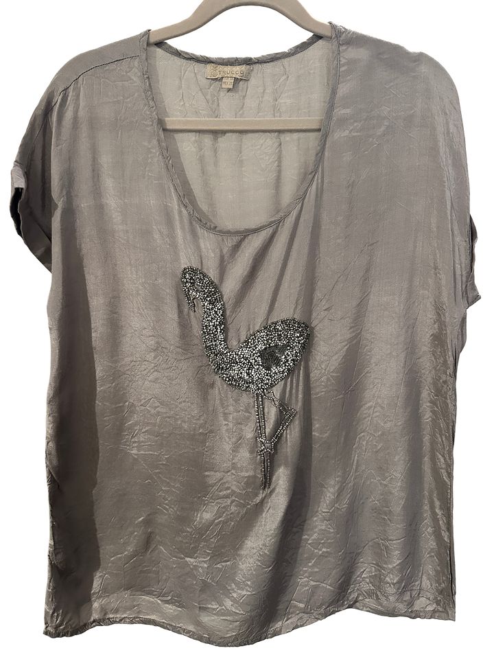 Bluse med perlebroderi av en fågel