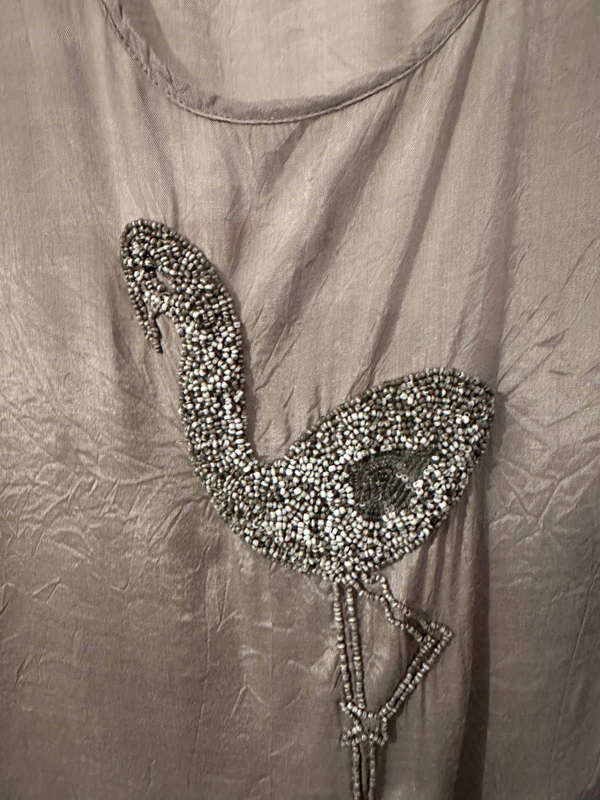 Bluse med perlebroderi av en fågel