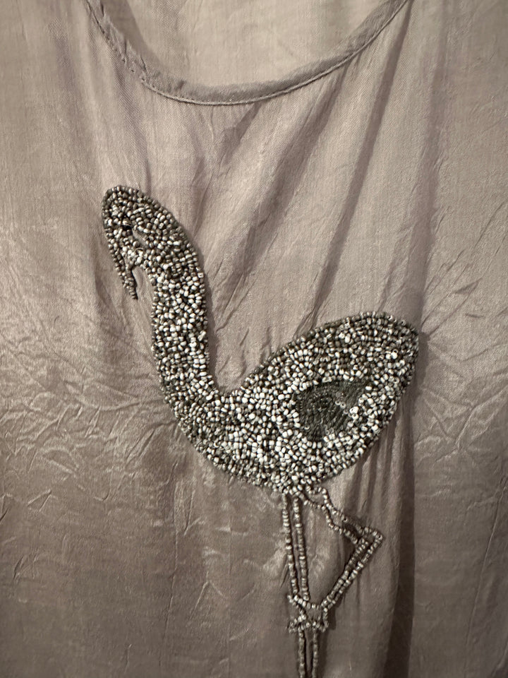 Bluse med perlebroderi av en fågel