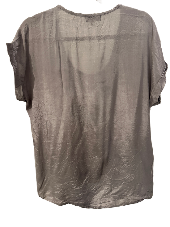 Bluse med perlebroderi av en fågel