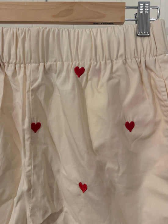 Kremhvite shorts med røde hjerter