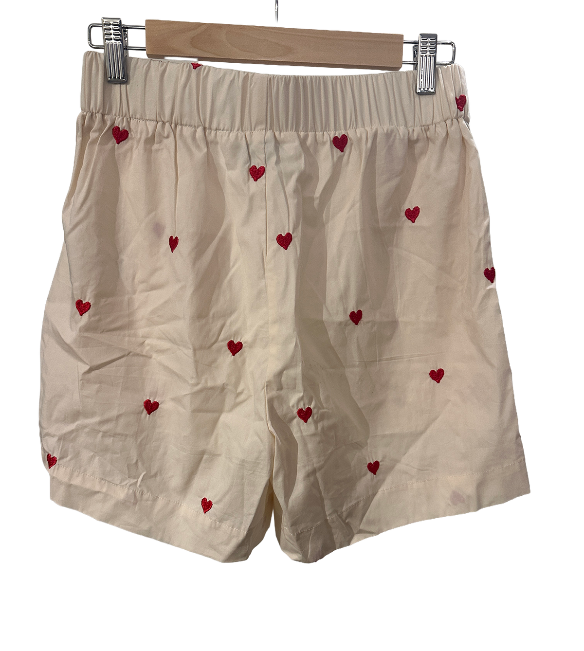 Kremhvite shorts med røde hjerter