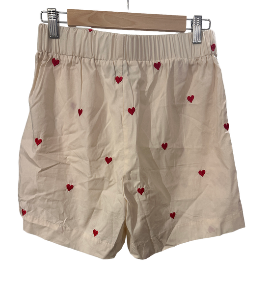 Kremhvite shorts med røde hjerter