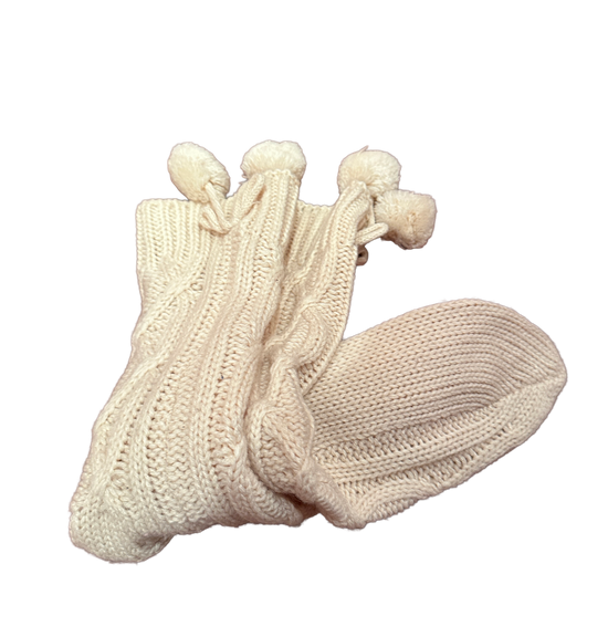 Strikkede sokker med pom-pom`s