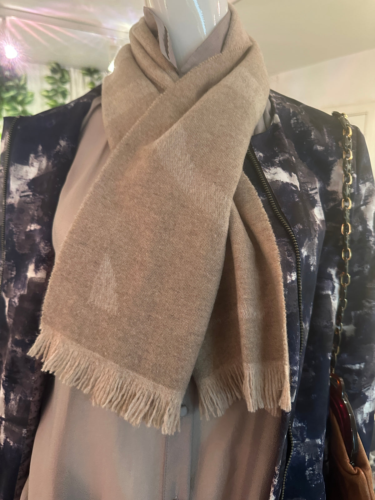 Lite beige ullskjerf fra Skall